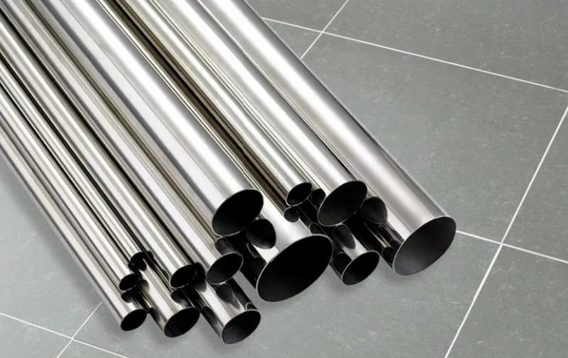 How can low-temperature steel and carbon steel be distinguished with the naked eye?